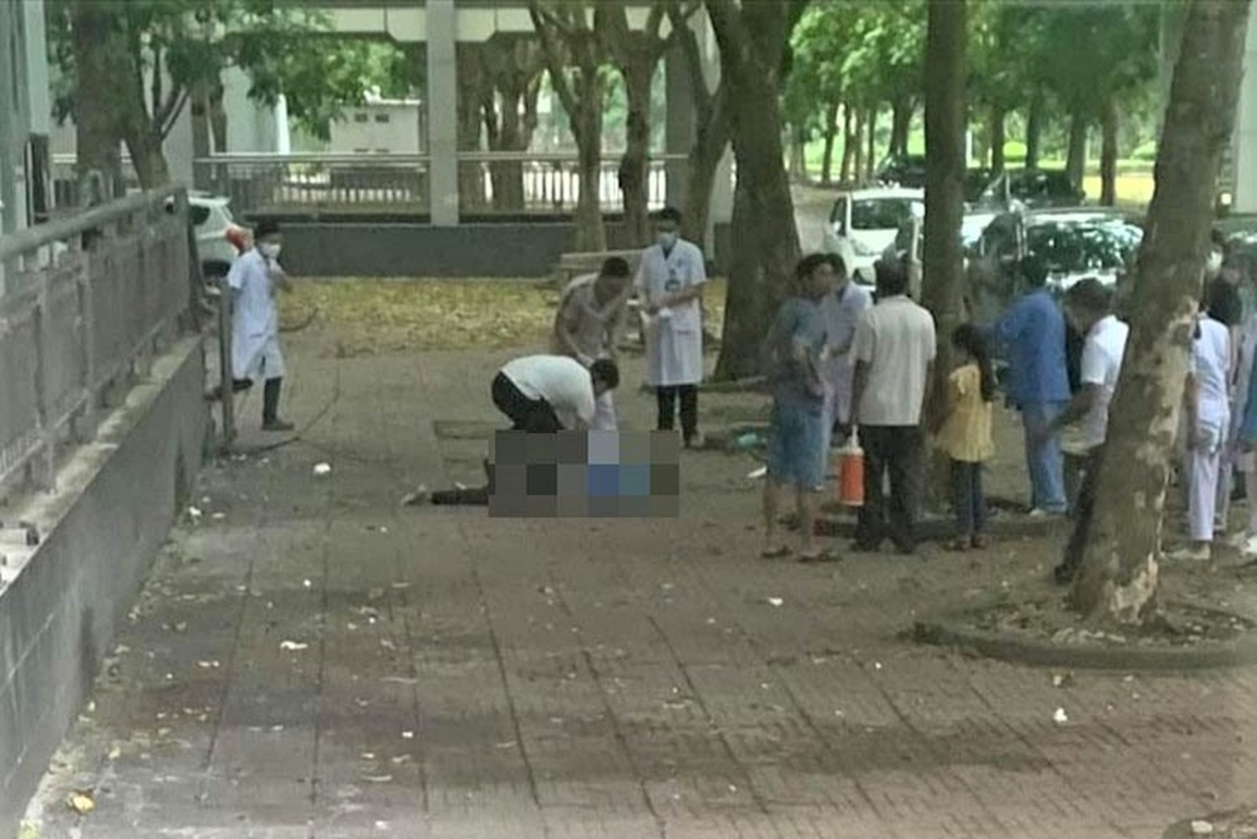 Một phạm nhân rơi từ tầng 4 bệnh viện xuống đất tử vong - 1 Một phạm nhân rơi từ tầng 4 bệnh viện xuống đất tử vong - 1