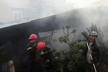Lực lượng chức năng khống chế đám cháy