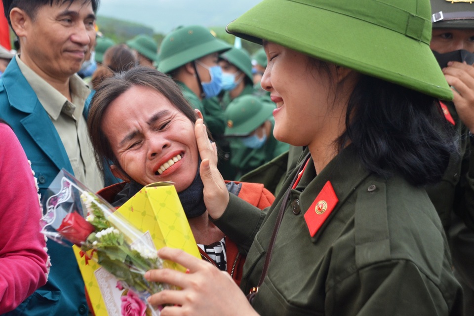 Huế: Nữ tân binh duy nhất trong số hơn 1.300 thanh niên nhập ngũ - 2 Huế: Nữ tân binh duy nhất trong số hơn 1.300 thanh niên nhập ngũ - 2