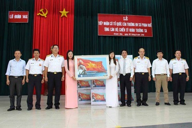 Tặng 3.500 lá cờ Tổ quốc cho ngư dân, chiến sĩ Trường Sa