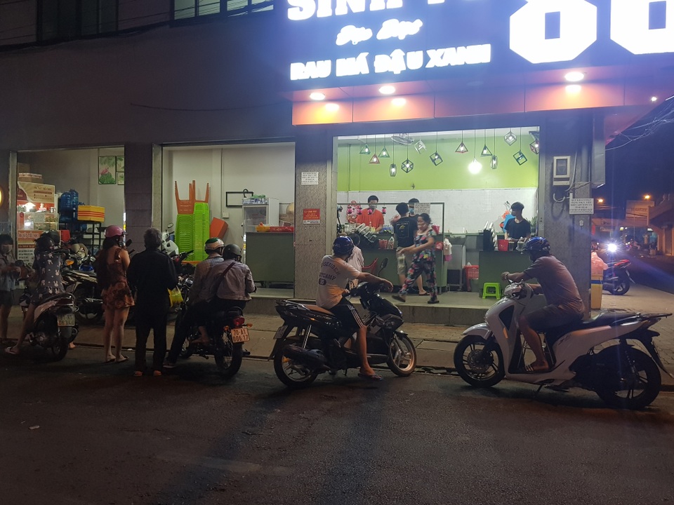 Hàng quán nhộn nhịp.jpg Hàng quán nhộn nhịp.jpg