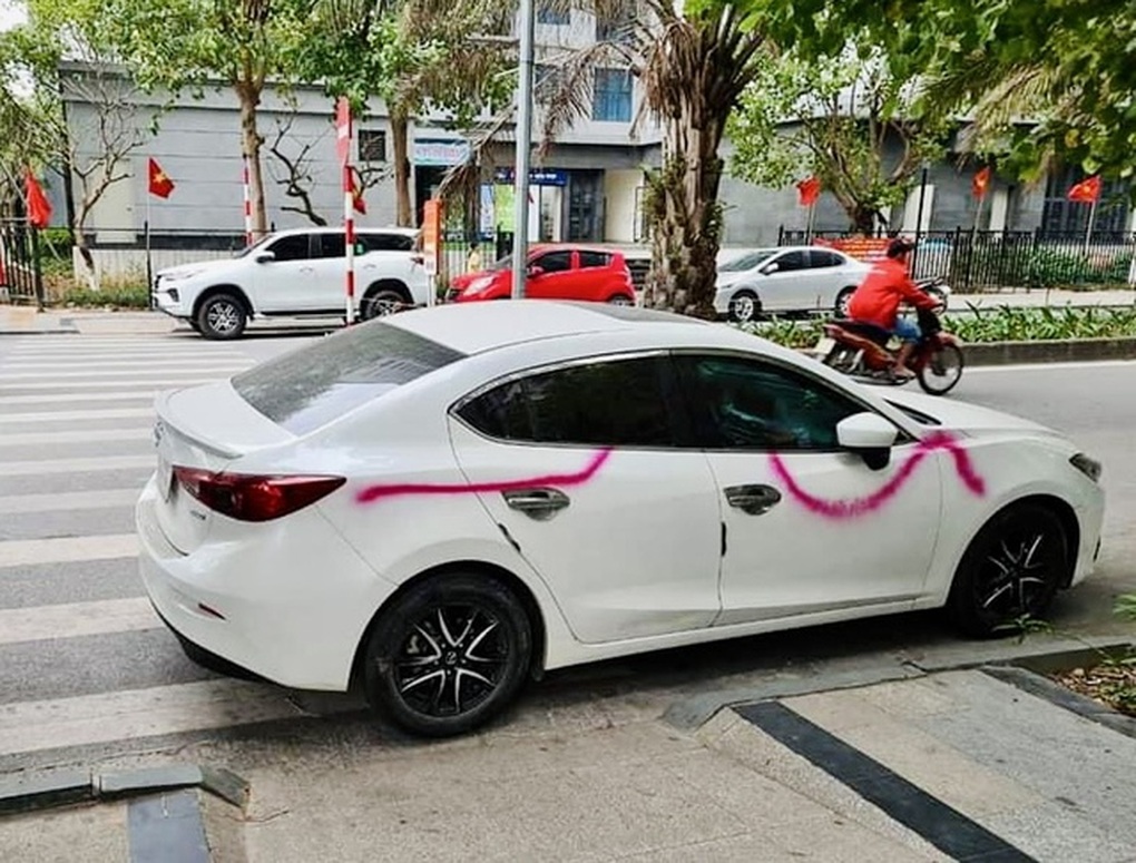 Hàng loạt ô tô đỗ dưới đường dự án Goldmark City bị xịt sơn nhem nhuốc - 1 Hàng loạt ô tô đỗ dưới đường dự án Goldmark City bị xịt sơn nhem nhuốc - 1