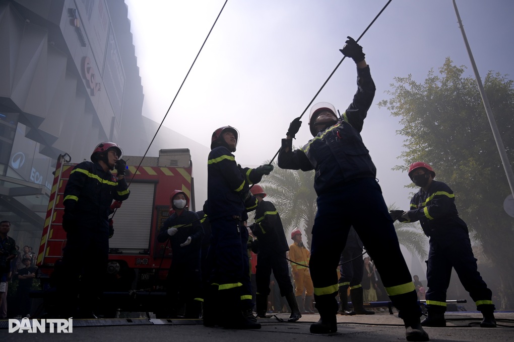 Cháy giả định ở chung cư TPHCM, cảnh sát dùng cầu dây cứu người - 2