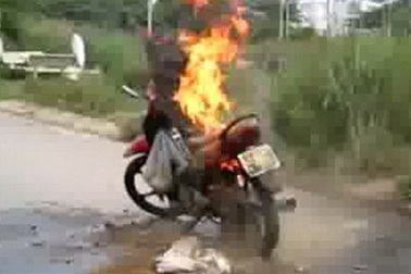 Thêm một xe máy bốc cháy dữ dội