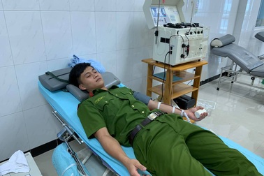 Hàng chục chiến sĩ công an tới bệnh viện hiến máu cứu bệnh nhân nguy kịch