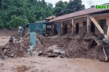 Bản làng tan hoang sau trận lũ quét kinh hoàng