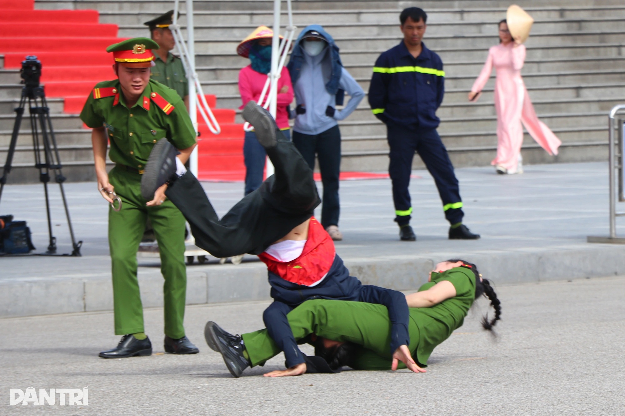 Saksikan polis bergerak melakukan kemahiran yang menakjubkan dengan kayu tonfa - 12 Xem cảnh sát cơ động biểu diễn tuyệt kỹ với gậy tonfa - 12