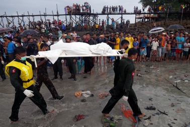 Myanmar tìm thấy 62 thi thể trong vụ máy bay rơi