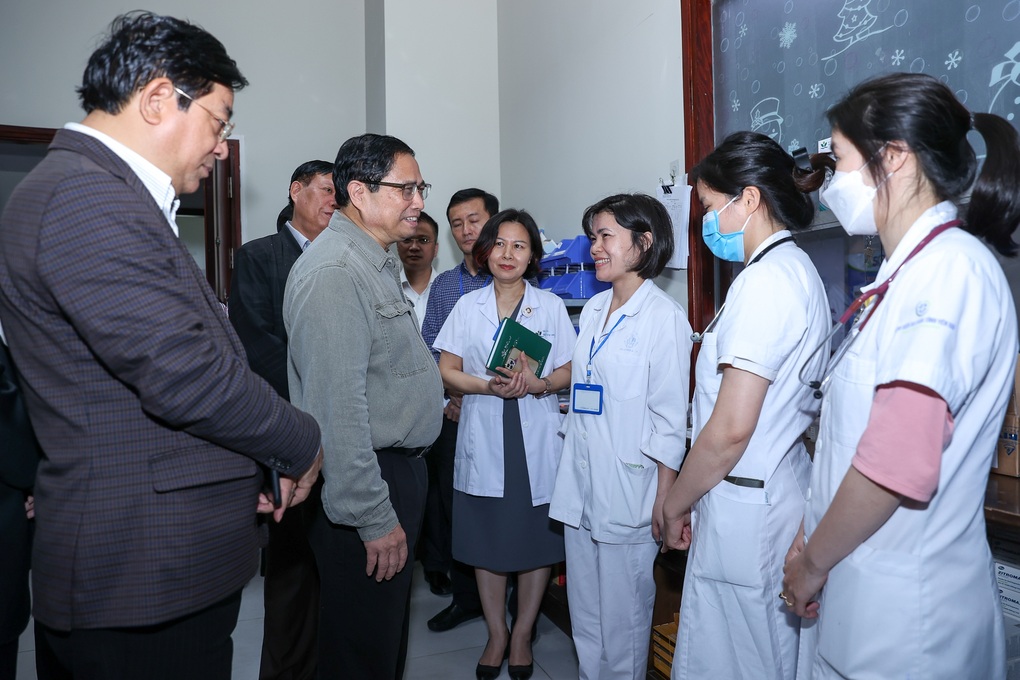 Thủ tướng kiểm tra đột xuất nhiều bệnh viện, chỉ đạo loạt vấn đề cấp bách - 3 Thủ tướng kiểm tra đột xuất nhiều bệnh viện, chỉ đạo loạt vấn đề cấp bách - 3