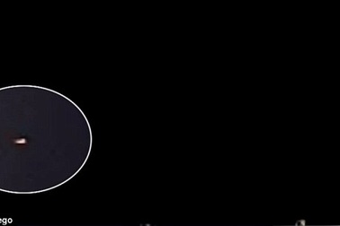 Vệt sáng bí ẩn bay vụt qua bầu trời đêm đầy sao ở Nam California