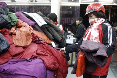 Rét đậm, áo phao vừa bán vừa “chửi” cũng đắt hàng