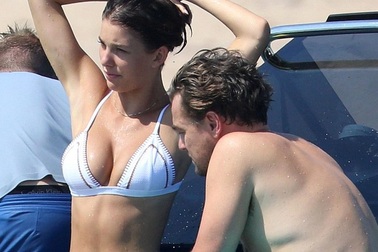 Bạn gái Leonardo DiCaprio khoe ngực căng tròn