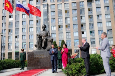 Phu nhân Ngô Phương Ly dự khánh thành Quảng trường Hồ Chí Minh tại Nga