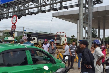 Dân bao vây trạm BOT đòi chủ đầu tư bồi thường
