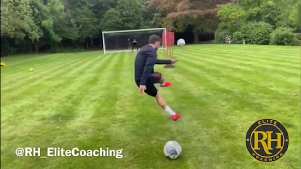 Bruno Fernandes lại đốn tim người hâm mộ với siêu phẩm sút phạt - 1