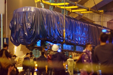 Đêm nay tiếp tục cẩu lắp tàu Cát Linh - Hà Đông lên đường ray trên cao