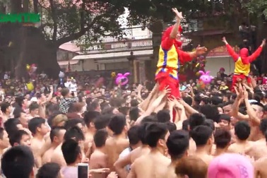 Hàng nghìn người phấn khích với lễ rước pháo "khủng" ở Đồng Kỵ