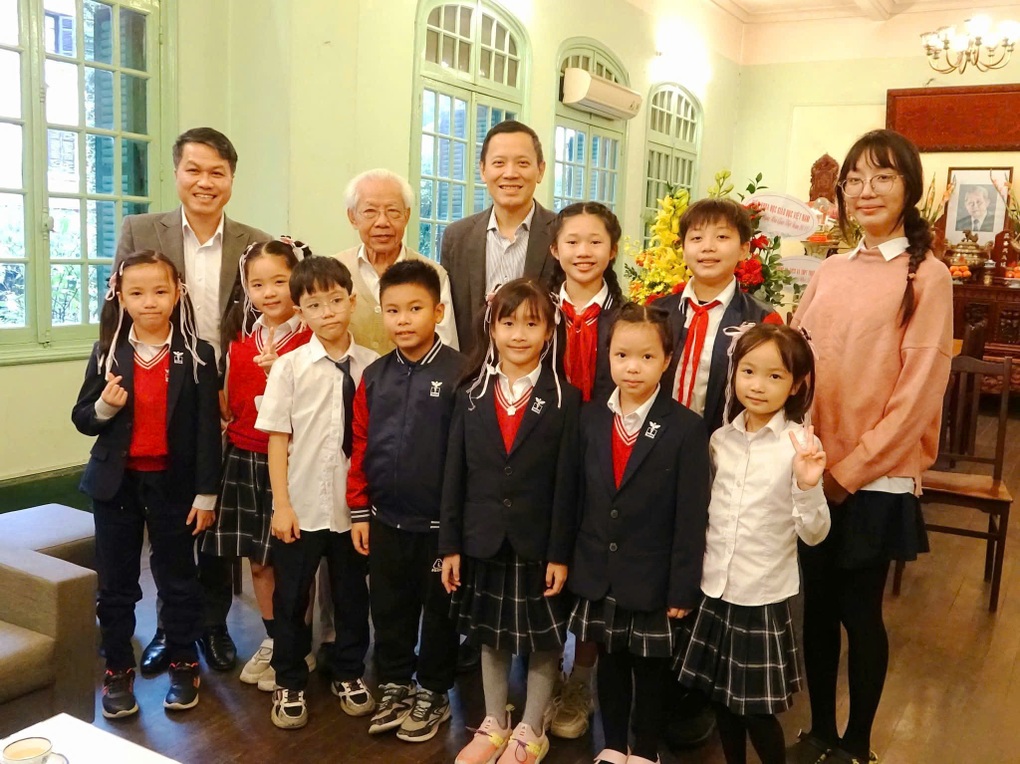 Nữ sinh lớp 5 phát biểu 10 phút không cần đọc giấy tại lễ 20/11 - 3