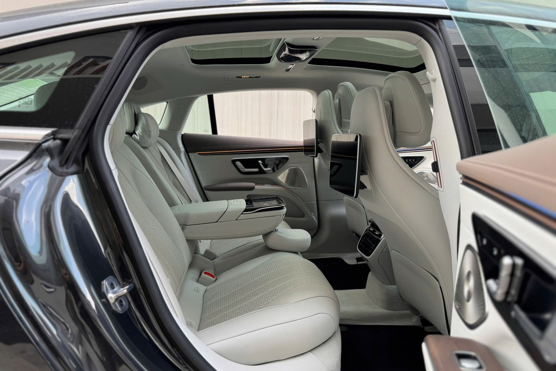 Xe sang chạy điện Mercedes-Benz EQS mất giá 2,4 tỷ sau chỉ 1.500km lăn bánh - 7 Xe sang chạy điện Mercedes-Benz EQS mất giá 2,4 tỷ sau chỉ 1.500km lăn bánh - 7