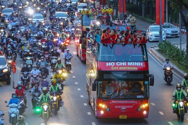 Báo Thái Lan ấn tượng mạnh với màn chào đón dành cho cầu thủ nữ Việt Nam