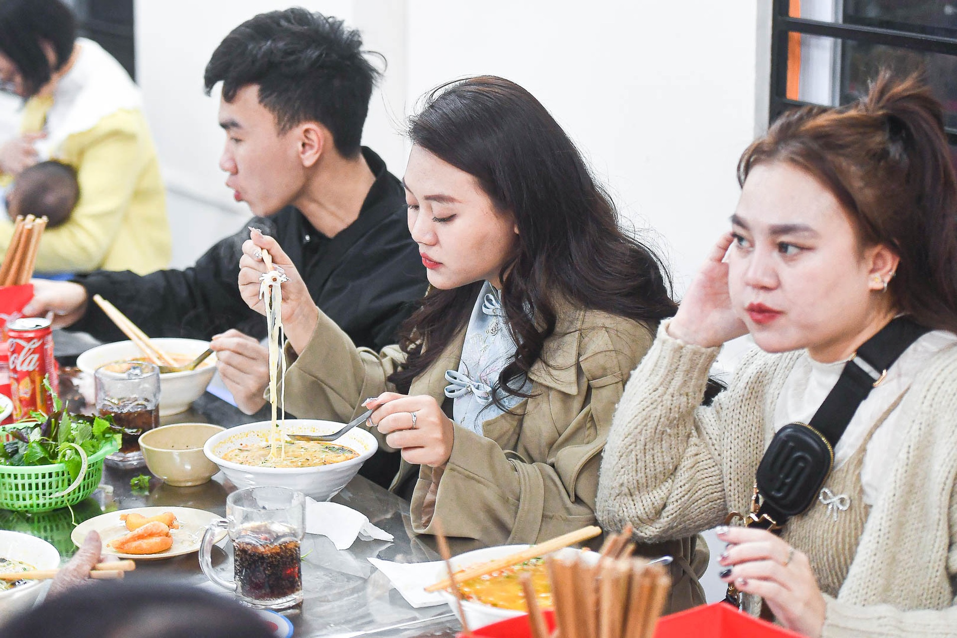 Chủ quán bún ốc Hà Nội mệt phờ vì khách xếp hàng đông tràn vỉa hè ngày Tết - 8 Chủ quán bún ốc Hà Nội mệt phờ vì khách xếp hàng đông tràn vỉa hè ngày Tết - 8