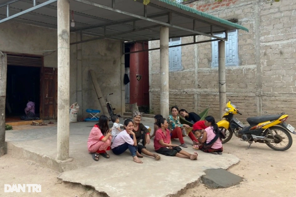 Nhà nghèo chật vật xoay tiền chuộc con đi làm việc nhẹ lương cao - 3 Nhà nghèo chật vật xoay tiền chuộc con đi làm việc nhẹ lương cao - 3
