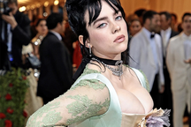 "Sao" giành giải Grammy Billie Eilish dừng hát khi khán giả ngất xỉu