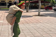 Trung úy công an cõng thí sinh khuyết tật vào phòng thi