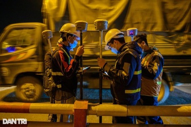 Cận cảnh xuyên đêm "khám bệnh" cầu Chương Dương đang xuống cấp nghiêm trọng