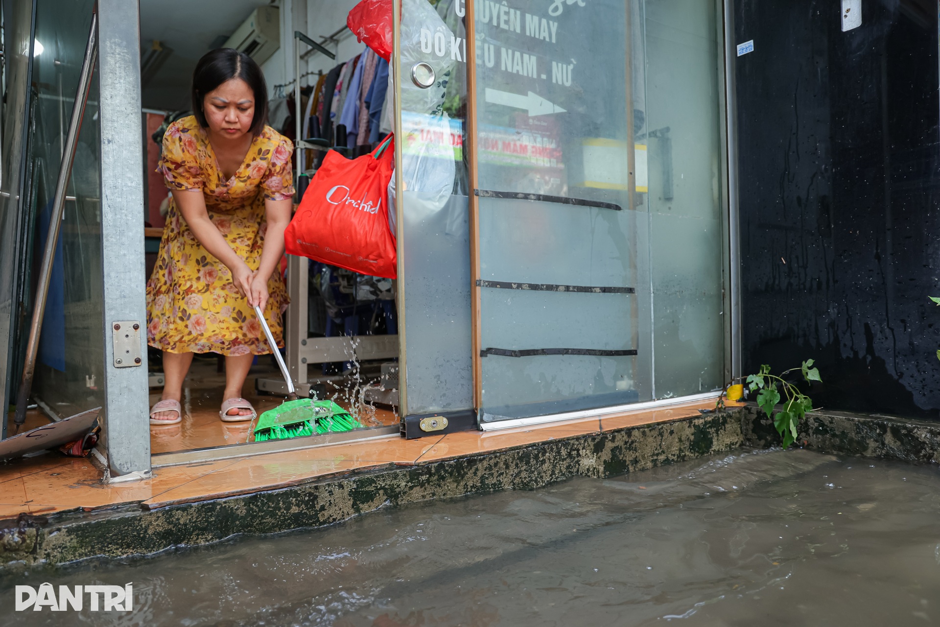 Người Hà Nội chật vật dọn nhà sau ngập, nhiều nơi nước vẫn chưa rút - 9 Người Hà Nội chật vật dọn nhà sau ngập, nhiều nơi nước vẫn chưa rút - 9