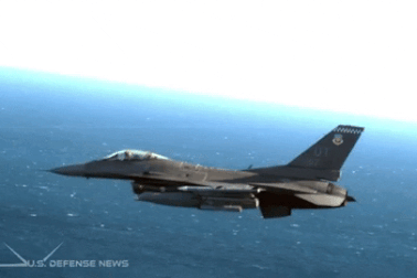 Video “chim ưng” F-16 Mỹ khai hỏa bắn rụng máy bay không người lái