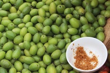 Kiếm tiền triệu mỗi ngày nhờ bán nhót xanh