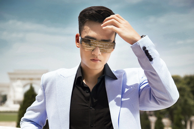 Đội trưởng U23 Việt Nam Bùi Hoàng Việt Anh gây bất ngờ khi làm người mẫu