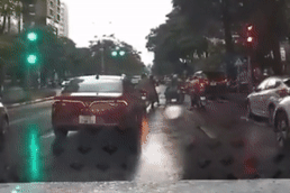 Kinh hãi ô tô tông liên hoàn nhiều người đang dừng chờ đèn đỏ ở Hà Nội - 1 Kinh hãi ô tô tông liên hoàn nhiều người đang dừng chờ đèn đỏ ở Hà Nội - 1