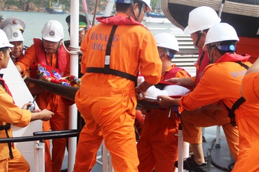 5 ngư dân trên tàu cá hỏng máy, thả trôi trên biển