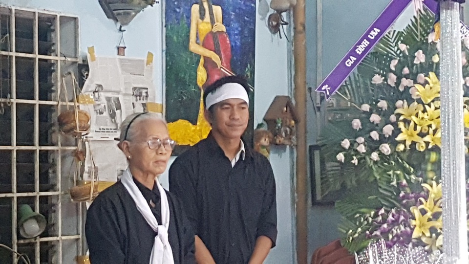 Gia đình, đồng nghiệp tiễn đưa nhạc sĩ Trần Quang Lộc trong cơn mưa tầm tã - 5 Gia đình, đồng nghiệp tiễn đưa nhạc sĩ Trần Quang Lộc trong cơn mưa tầm tã - 5