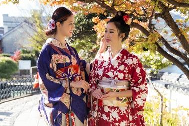 Hoa hậu Mỹ Linh, Á hậu Thanh Tú nắm tay thăm thú Nagasaki - Nhật Bản