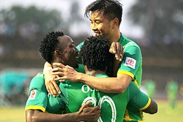 Cần Thơ bất ngờ thắng đậm Hà Nội T&T