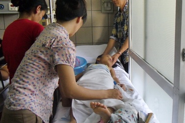 Kinh hoàng bố bắt con uống thuốc độc: 3 cháu bé đã tỉnh lại