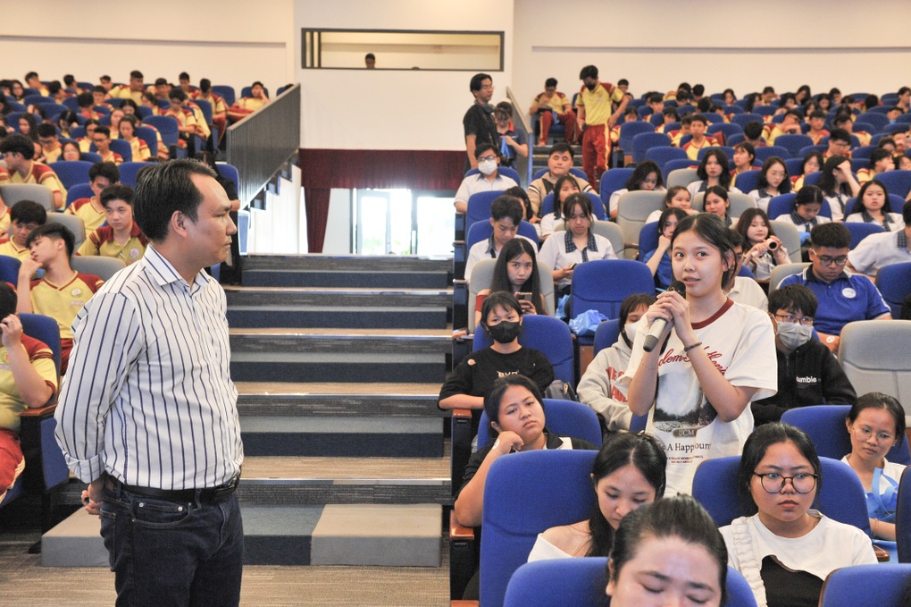 Học sinh được hướng nghiệp và tư vấn tuyển sinh tại UMT Campus Tour 2025 - 5 Học sinh được hướng nghiệp và tư vấn tuyển sinh tại UMT Campus Tour 2025 - 5