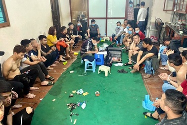 Sới bạc ở Hà Nội hoạt động 2 ca mỗi ngày