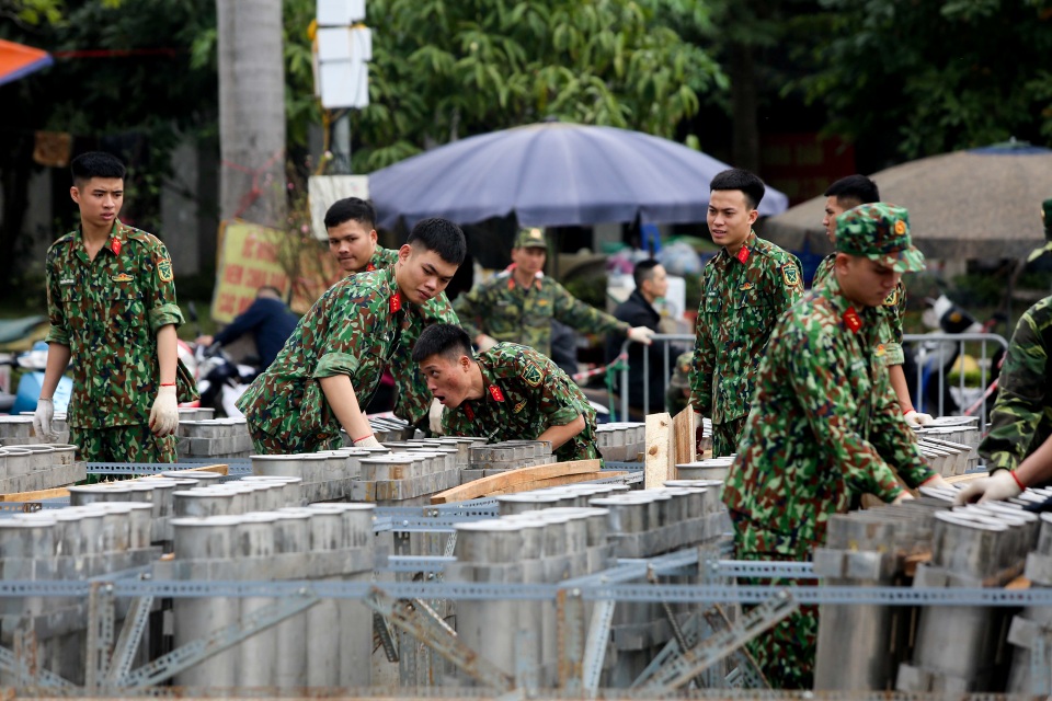Hà Nội: Bên trong trận địa pháo hoa chuẩn bị khai hoả, đón giao thừa - 2 Hà Nội: Bên trong trận địa pháo hoa chuẩn bị khai hoả, đón giao thừa - 2