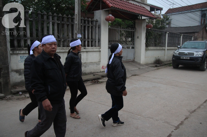 Vụ xe khách đâm vào đoàn người đưa tang khiến 7 người chết: Mẹ tài xế đến từng nhà xin lỗi và cầu mong tha thứ - Ảnh 2. Vụ xe khách đâm vào đoàn người đưa tang khiến 7 người chết: Mẹ tài xế đến từng nhà xin lỗi và cầu mong tha thứ - Ảnh 2.