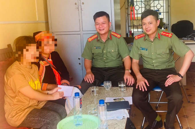 Đại diện Công an tỉnh Lai Châu đến thăm hỏi động viên em T.