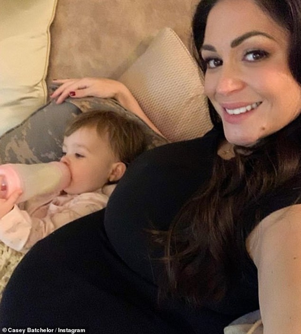 Bà bầu Casey Batchelor mặc áo tắm tập yoga - 6 Bà bầu Casey Batchelor mặc áo tắm tập yoga - 6