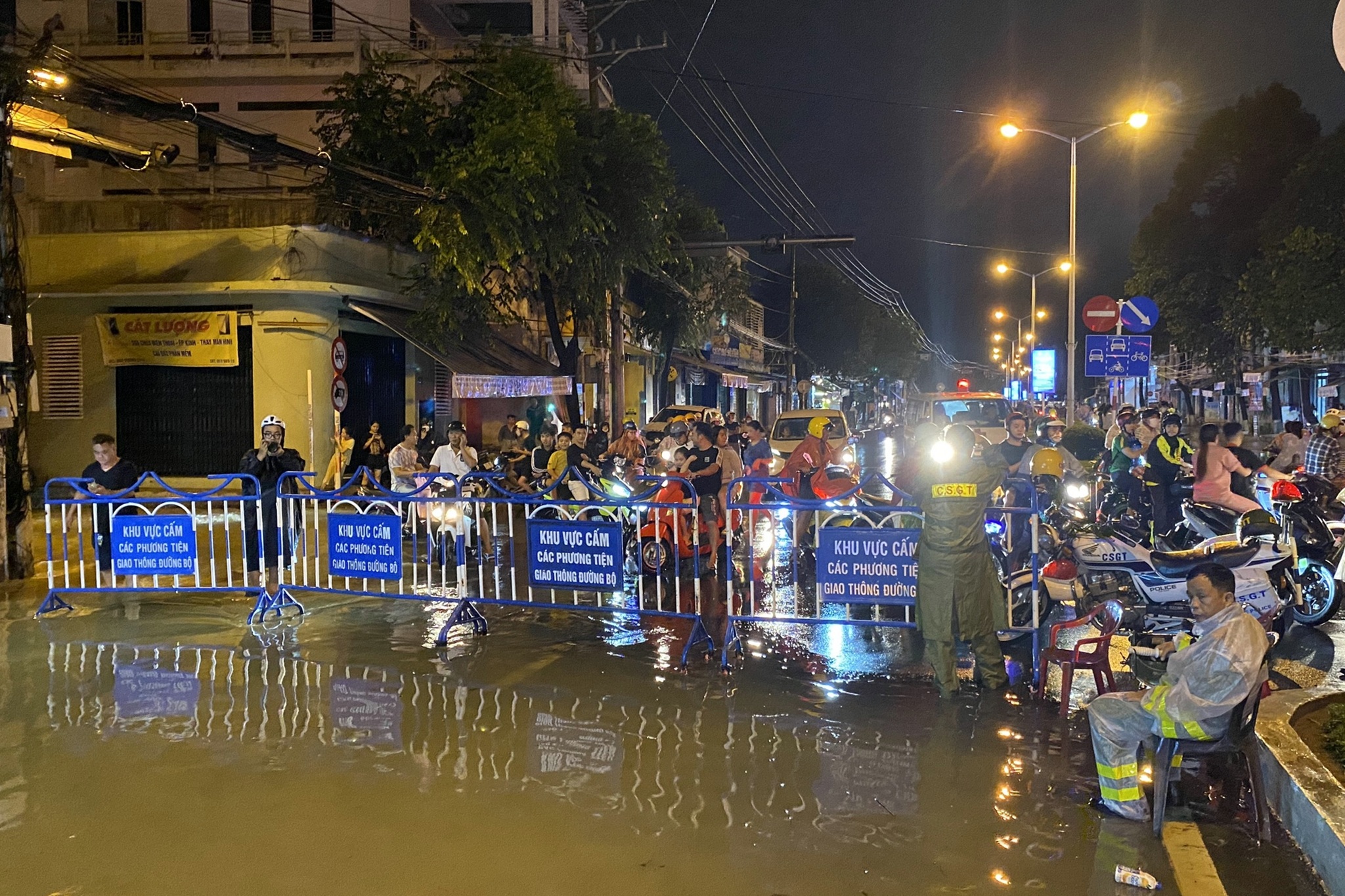 Nước xiết đổ về Nha Trang, người dân chạy lũ trong đêm - 3