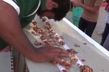 Clip: Người đàn ông liên tiếp đập vỡ 243 hạt óc chó trong 60 giây đến tóe máu đầu
