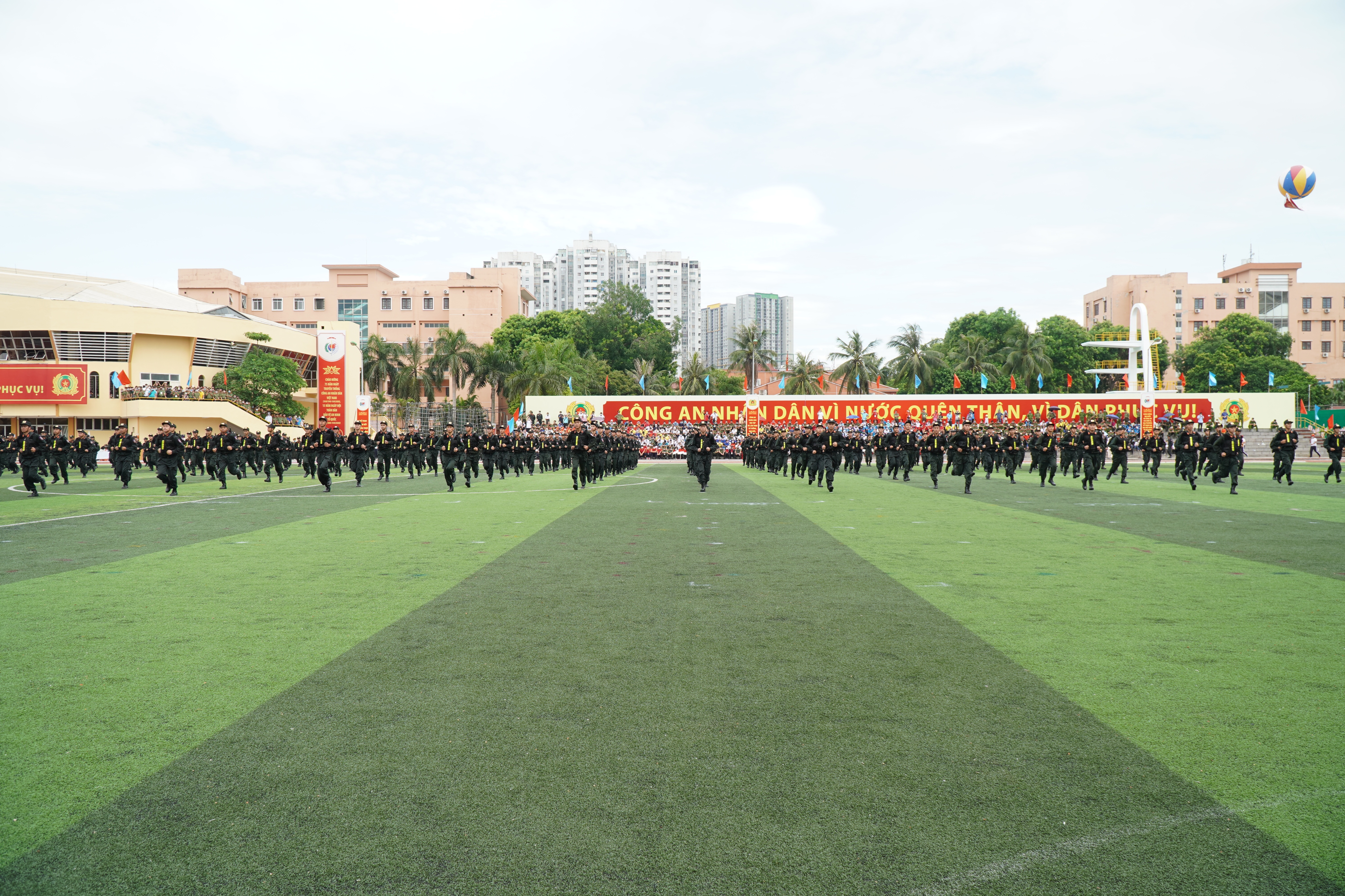 Hàng trăm nữ cảnh sát diễu binh, diễu hành tại Hà Nội - 8 Hàng trăm nữ cảnh sát diễu binh, diễu hành tại Hà Nội - 8
