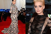 Cô Kim gây sốc vì mặc quá xấu; Anne Hathaway tự tin diện váy không áo lót