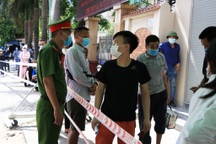 Bí thư Hà Nội chỉ đạo dừng ngay việc tiêm phòng lộn xộn, chen chúc